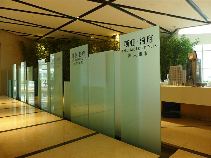 標(biāo)識(shí)標(biāo)牌公司：商場導(dǎo)視標(biāo)識(shí)系統(tǒng)怎么做好用戶體驗(yàn)-千帆標(biāo)識(shí)，行業(yè)經(jīng)驗(yàn)18年，為400+企業(yè)或市政單位提供標(biāo)識(shí)系統(tǒng)解決方案。